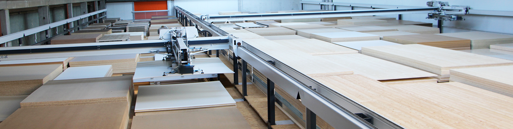 Holzlogistikzentrum Holzlogistikzentrum – modernes, automatisiertes Lager mit 1.300 m² Plattensortiment und effizienter Materialverwaltung