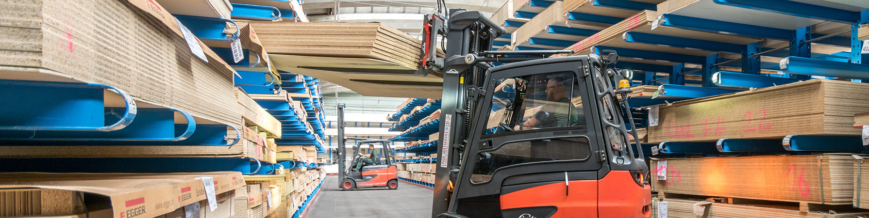 Holz dekorativ Weyland Hochregallager für dekorative Holzwerkstoffe – effiziente und übersichtliche Lagerung