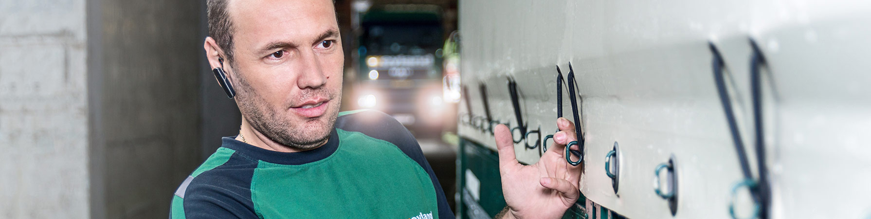 Weyland Logistik und Service GmbH & Co KG Weyland Lkw-Fahrer bereitet Unternehmens-Lkw, auf effiziente Auslieferung im Rahmen der Logistik vor